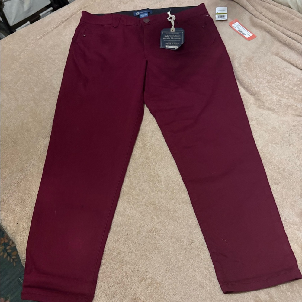 Democracy women’s wine colored stretch capri pants